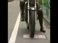 アダルト動画:はだか皮ツナギ女ライダー:2-1